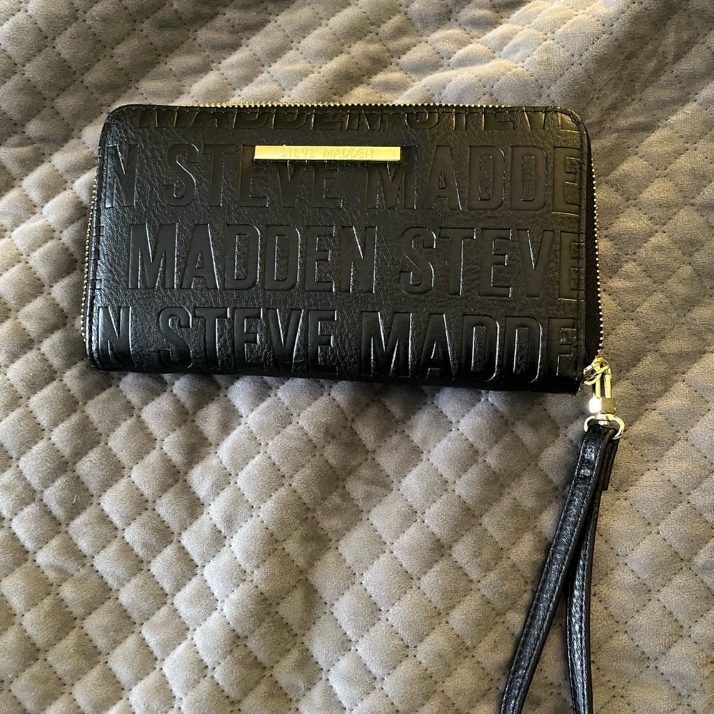Steve Madden Black Embossed Wallet Clutch, removable strap, multiple pockets - Picture 1 of 8